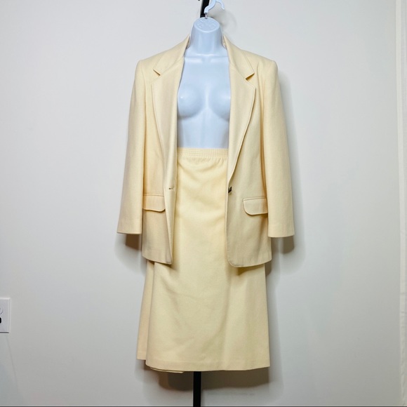 Great Vintage Cream 100% Wool Blazer & Skirt Suit - Picture 12 of 15